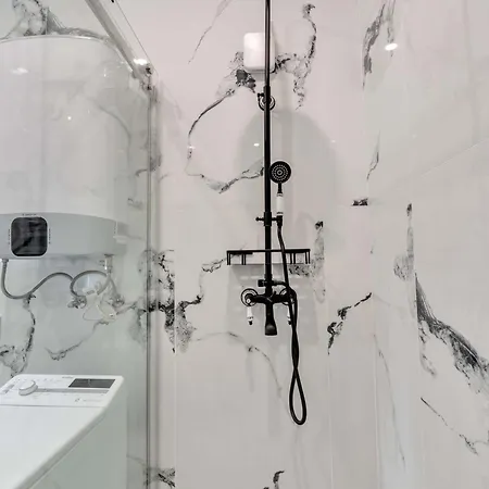 59 Bleu H Center With Freeparking, Ac, And An Extra Large Comfy Bed