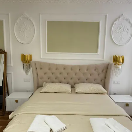 59 Bleu H Center With Freeparking, Ac, And An Extra Large Comfy Bed