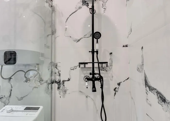 59 Bleu H Center With Freeparking, Ac, And An Extra Large Comfy Bed